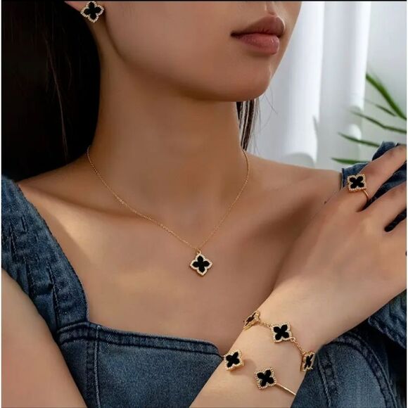 Black Clover Motifs Set of Bracelet Earrings Ring & Necklace - Picture 5 of 5